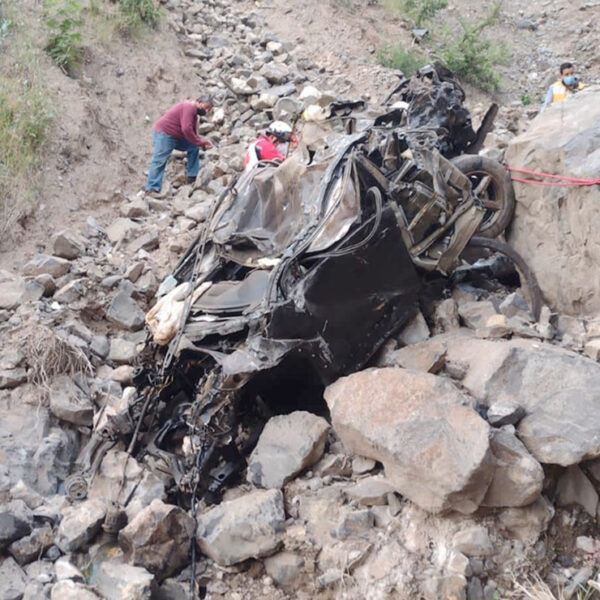 Dos vehículos caen en un barranco; reportan seis muertos