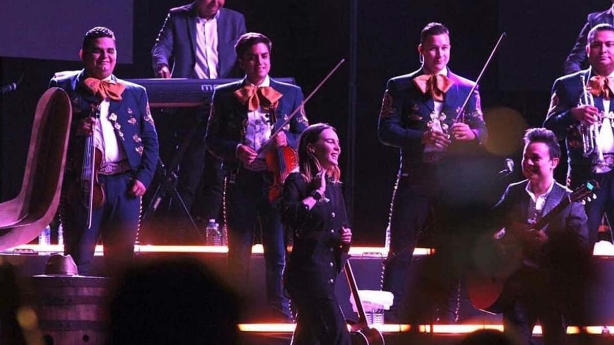 Belinda aparece en concierto de Nodal en Cancún y le piden cantar 'Sapito'