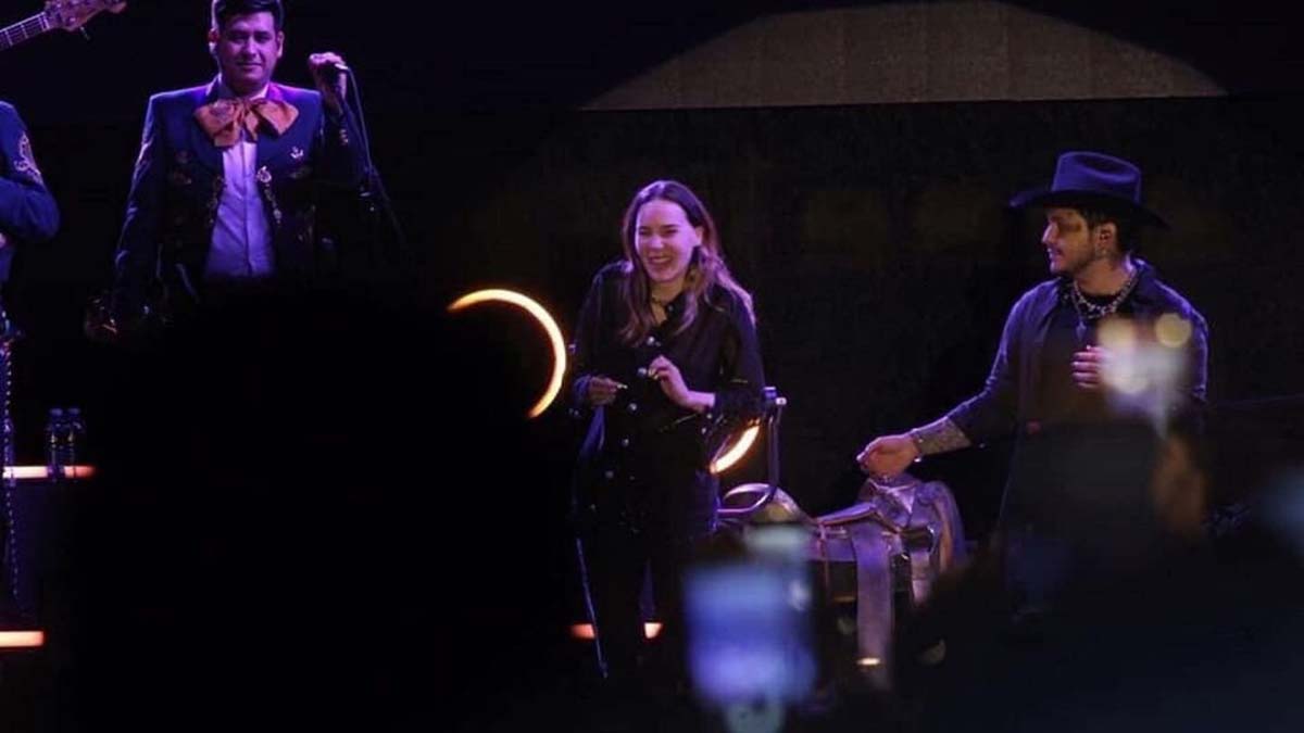 Belinda aparece en concierto de Nodal en Cancún y le piden cantar 'Sapito'