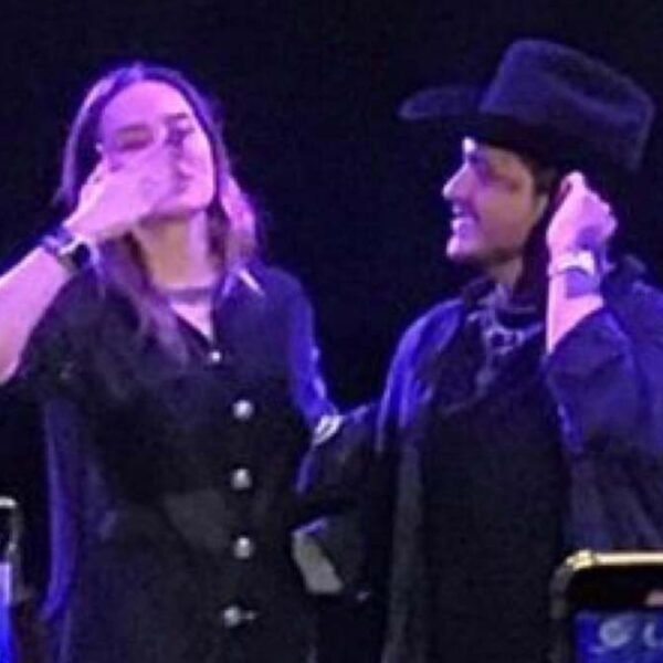 Belinda aparece en concierto de Nodal en Cancún y le piden cantar 'Sapito'