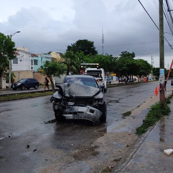 Cancún: Da un ‘trompo’ con su camioneta y derriba la barda de un cárcamo