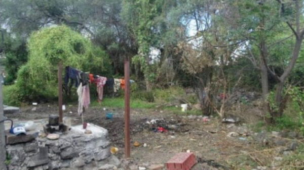 Encuentran a menor enterrado en una maleta en el patio de su casa