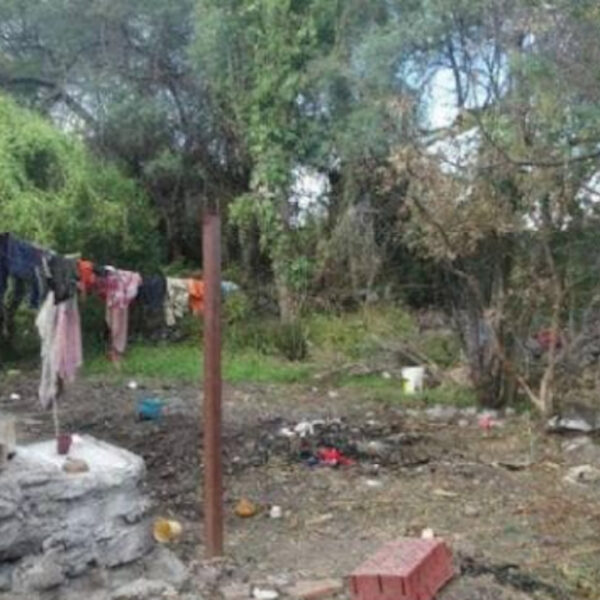 Encuentran a menor enterrado en una maleta en el patio de su casa