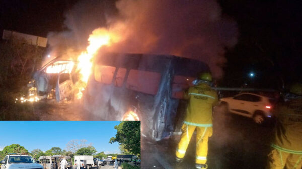 Chocan dos unidades tipo Urvan y mueren 12 pasajeros