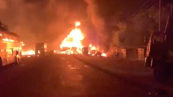 Estalla camión cisterna en Sierra Leona; saldo de 90 muertos