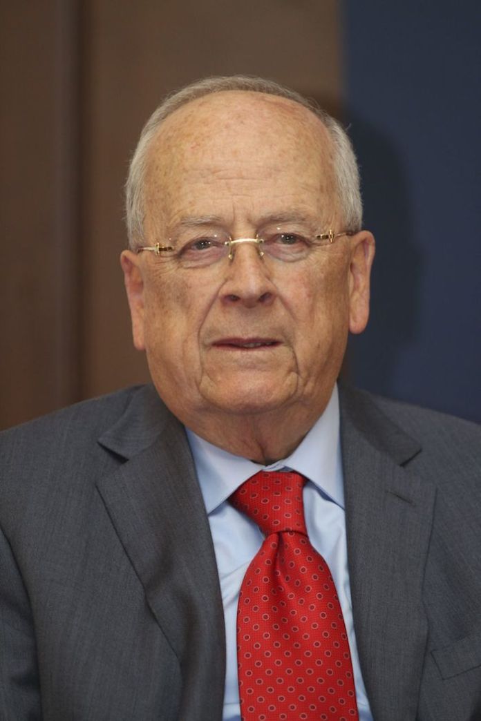 Kimberly Clark de México, empresa de Claudio X. González Laporte (en la imagen), padre de Claudio X. González Guajardo, el artífice de la coalición Va por México, recibió durante el Gobierno de Felipe Calderón, a quien apoyó en la elección de 2006, 36 millones de pesos para mejorar los pañales desechables y el papel higiénico que fabrica su firma.