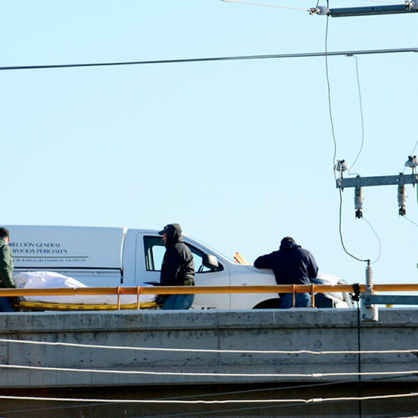 ¡Imparable la violencia! Torturan, asesinan y cuelgan a 9 hombres en un puente