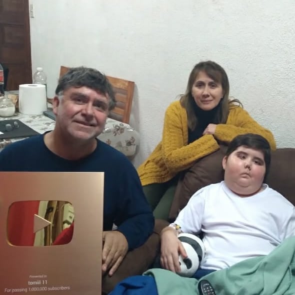 Como homenaje póstumo, Tomiii 11 reciben botón de diamante de YouTube