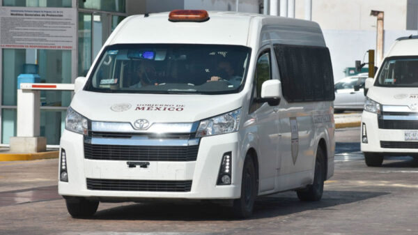 Rescatan a 11 balseros cubanos en pésimas condiciones de salud en costas de Yucatán