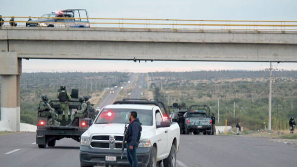 Encuentran tres cuerpos colgados en puente peatonal