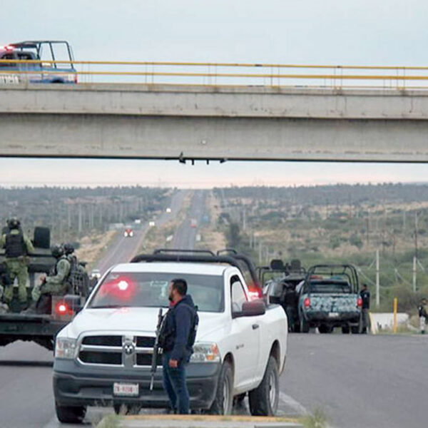 Encuentran tres cuerpos colgados en puente peatonal