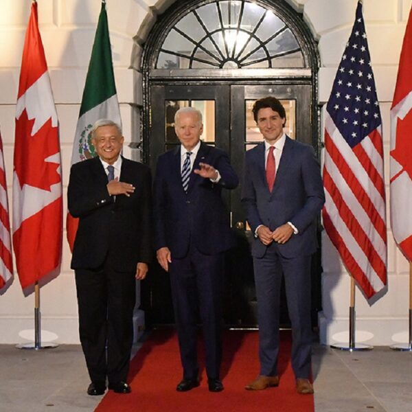 Regresa AMLO para presidir el desfile de la Revolución de 1910