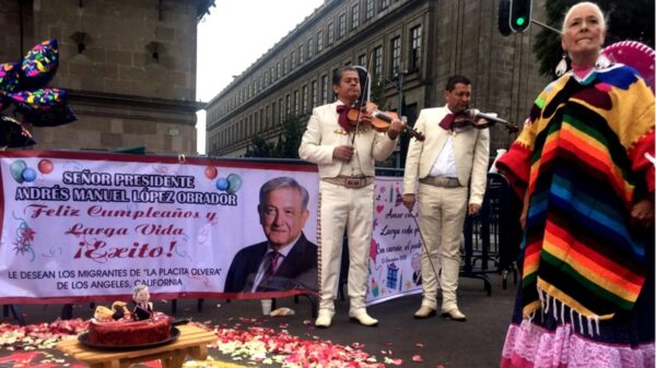 Llevan “Gallo” a AMLO a Palacio Nacional por su cumpleaños