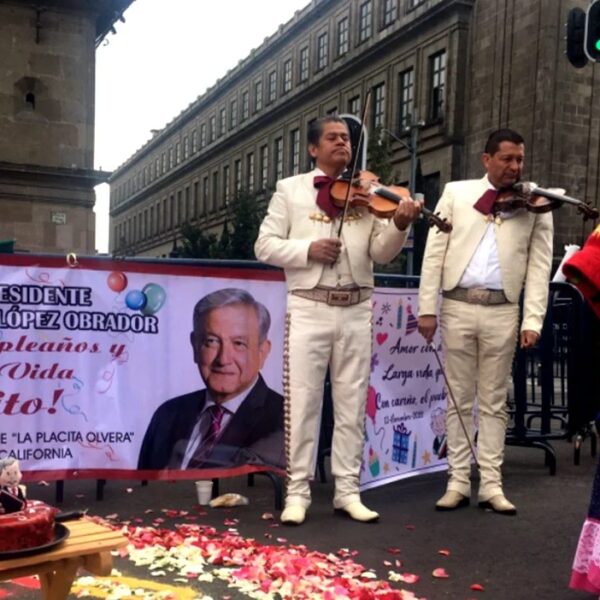 Llevan “Gallo” a AMLO a Palacio Nacional por su cumpleaños
