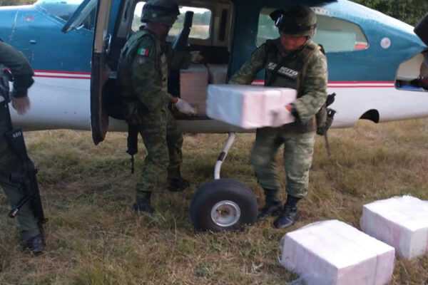 Asegura la Sedena aeronave con 400 kilos de cocaína en Oaxaca.
