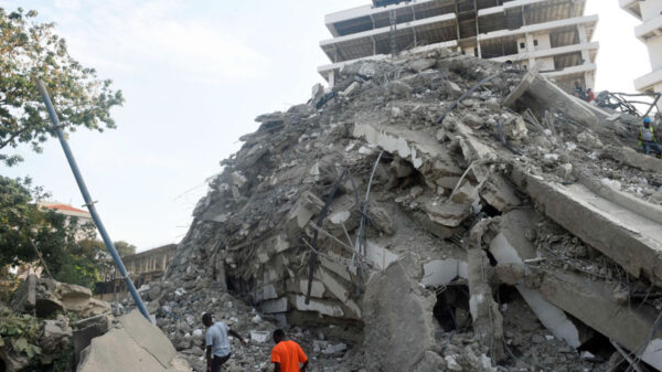 ¡Tragedia en construcción! Se desploma rascacielos; 3 muertos y varios desaparecidos