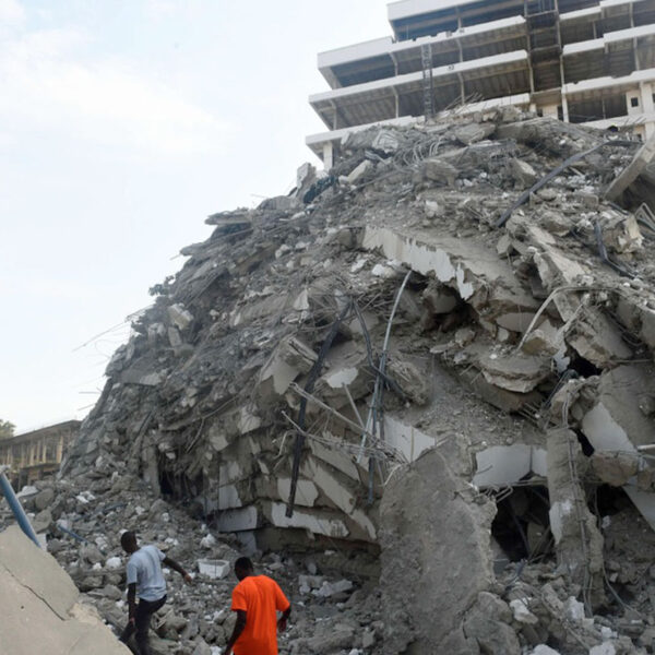 ¡Tragedia en construcción! Se desploma rascacielos; 3 muertos y varios desaparecidos