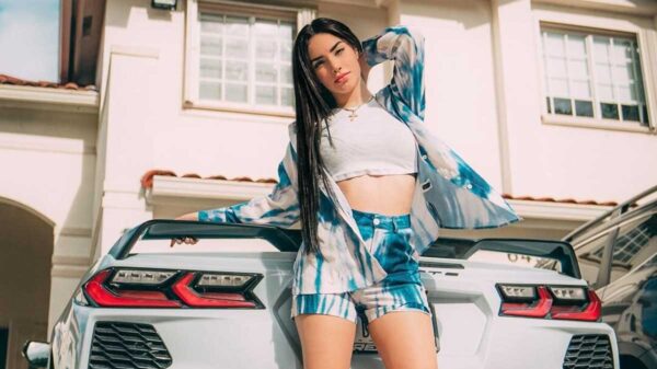 Destrozan el automóvil de lujo de Kimberly Loaiza