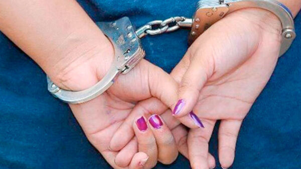 Mujer es detenida por presuntamente asesinar a puñaladas a su suegra