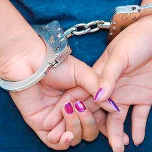 Mujer es detenida por presuntamente asesinar a puñaladas a su suegra