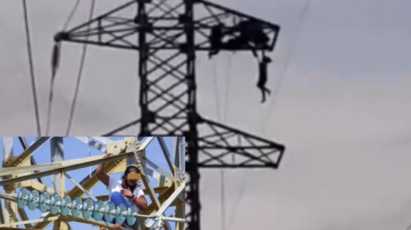 Mujer cae de torre de alta tensión de la CFE; se encuentra grave