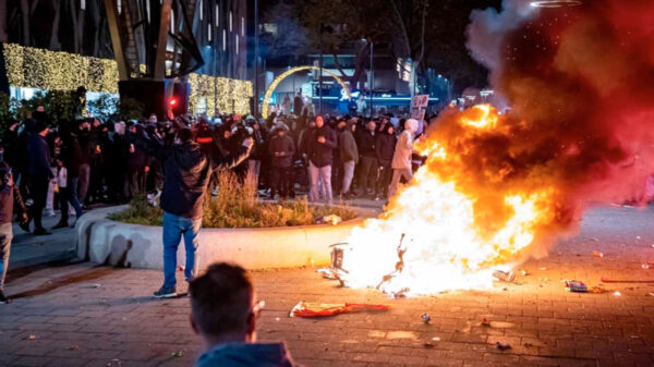 Manifestación contra restricciones anticovid deja varios heridos