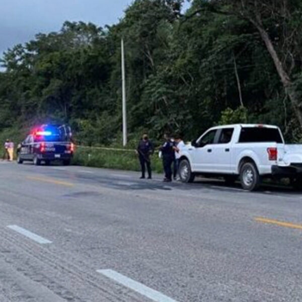 Dejan cadáver "embolsado" en carretera de Carrillo Puerto
