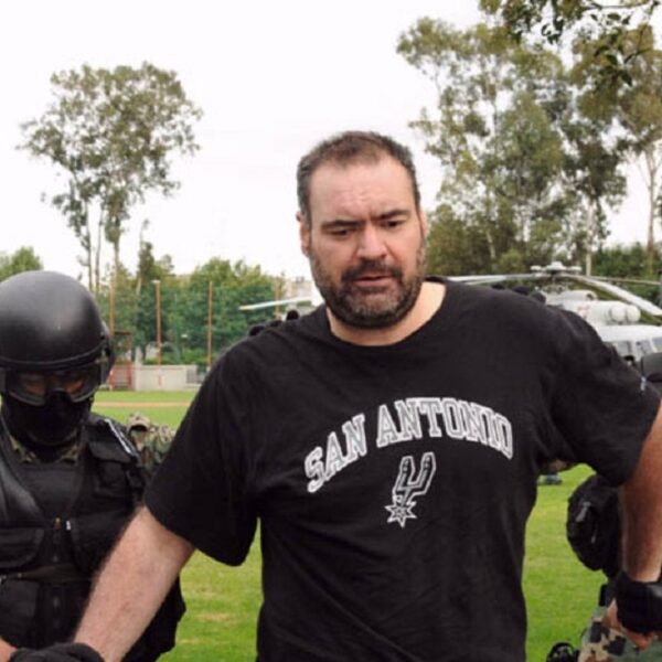 ‘El Grande’ “canta”, y le vale salir de la lista negra en EU