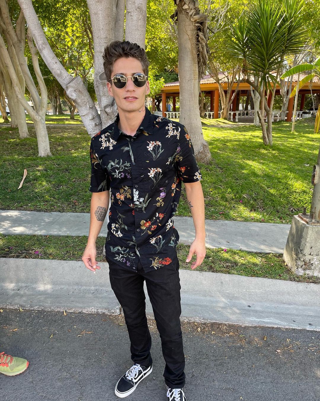 El hijo de Yahir se declara bisexual y culpa al cantante de sus adicciones