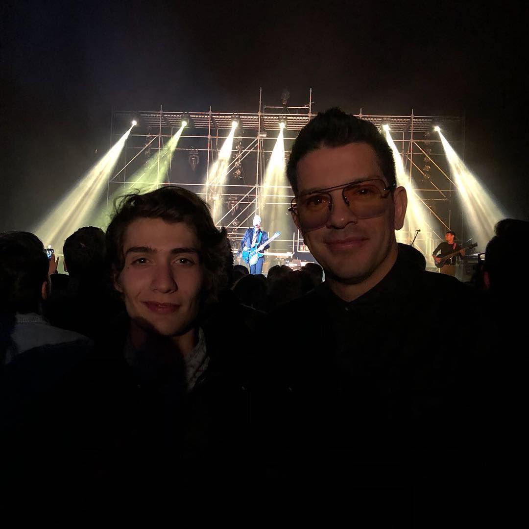 El hijo de Yahir se declara bisexual y culpa al cantante de sus adicciones