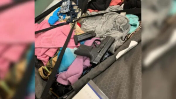 Aseguran a dos extranjeras empistoladas en el aeropuerto de Cancún