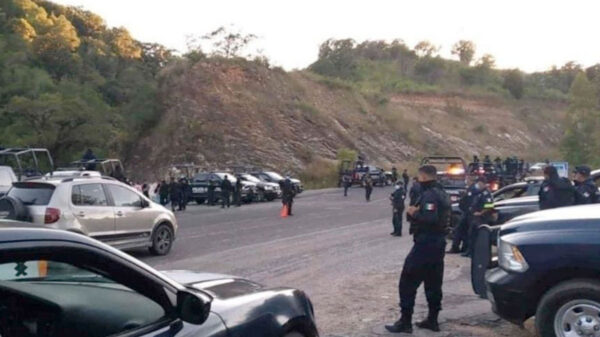 Comando armado ataca a policías; reportan 2 agentes y un civil muerto