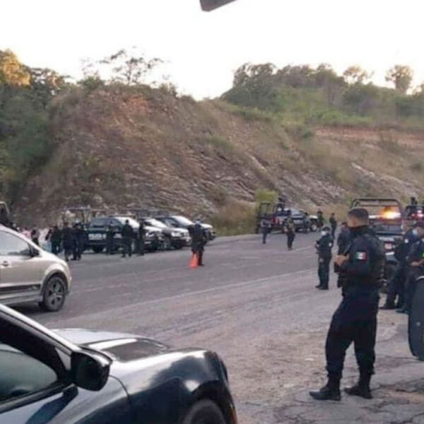 Comando armado ataca a policías; reportan 2 agentes y un civil muerto
