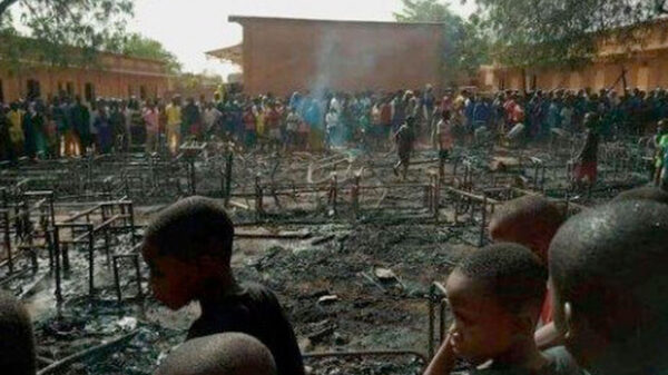 Reportan más de 25 niños muertos tras incendio en una escuela primaria