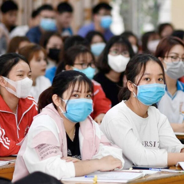 Ponen en cuarentena cerca de mil 500 estudiantes universitarios por brote de covid-19