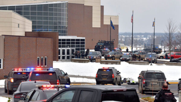 Alumno dispara contra sus compañeros en la escuela y mata a 3 adolescentes