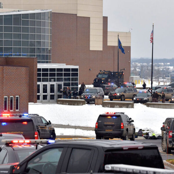 Alumno dispara contra sus compañeros en la escuela y mata a 3 adolescentes