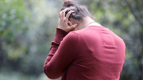 Vecinos lograr evitar que mujer embarazada se suicide; ante quiso matar a sus hijos