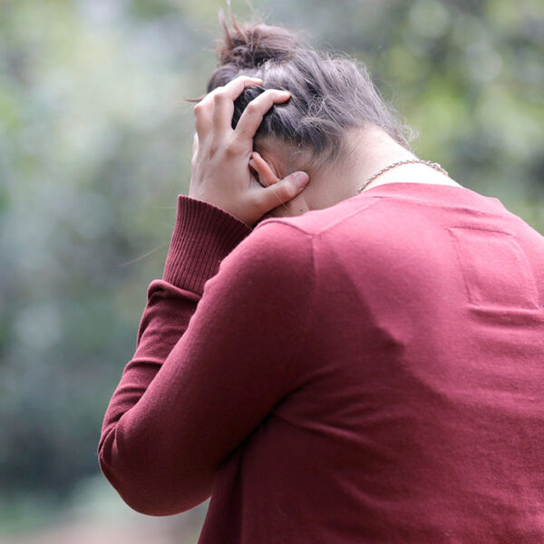 Vecinos lograr evitar que mujer embarazada se suicide; ante quiso matar a sus hijos