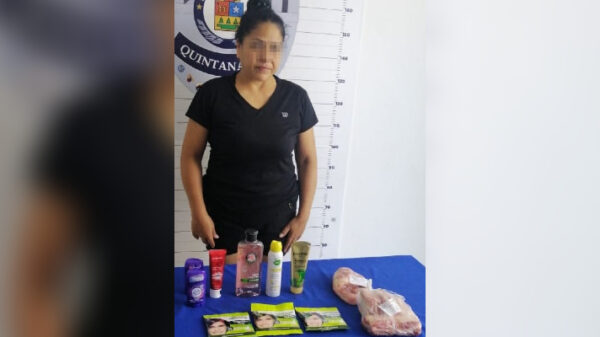 Atrapan a ‘fardera’ en supermercado de Cancún.