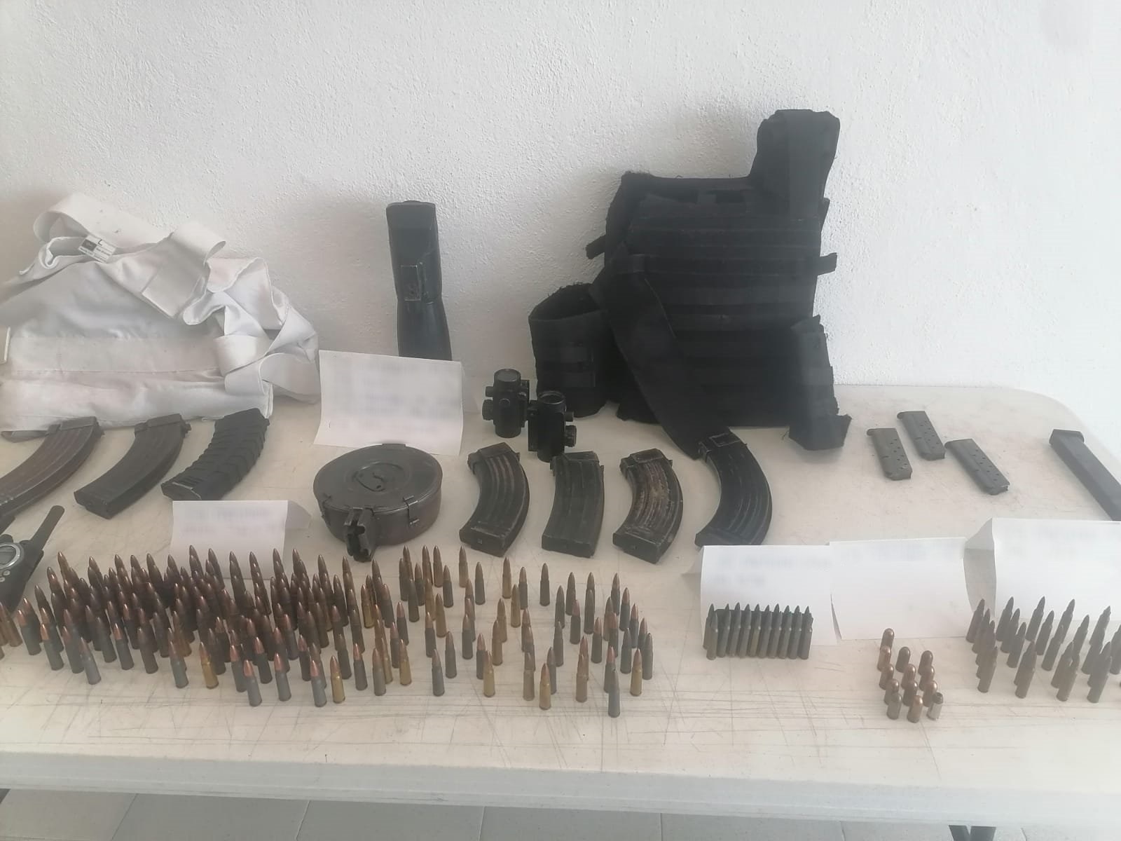 Decomisa la Guardia Nacional material bélico en Morelos; el arsenal decomisado fue hallado en un auto que fue abandonado por su tripulante.