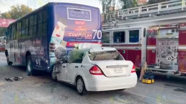 Tres muertos deja choque entre automóvil y camión de pasajeros