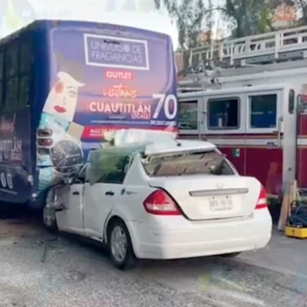 Tres muertos deja choque entre automóvil y camión de pasajeros