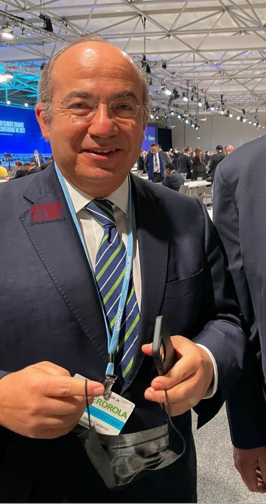 Fecal muy orgulloso portando el gafete de su patrocinador.