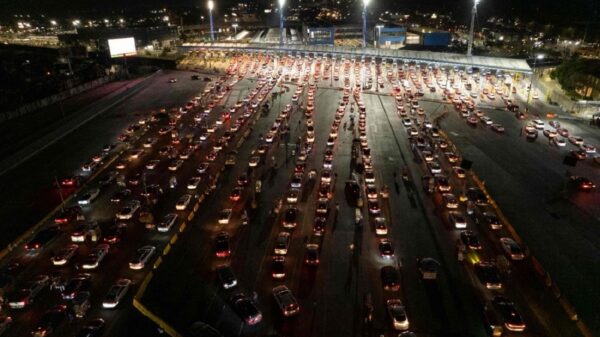 Reabren la frontera con EU; comienzan los cruces