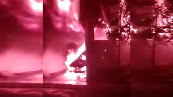 Video: Se incendia vehículo en domicilio de Los Héroes de Cancún