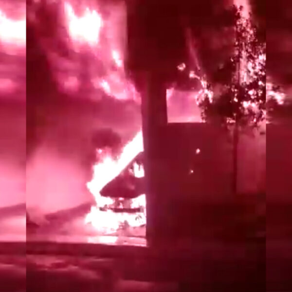 Video: Se incendia vehículo en domicilio de Los Héroes de Cancún