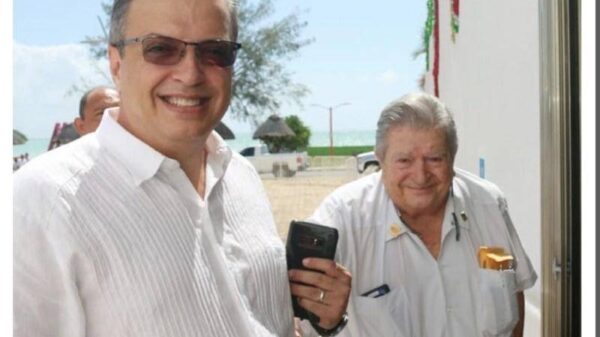 Elogia el presidente López Obrador a Luis Alegre y a su padre el empresario radiofónico Gastón Alegre.