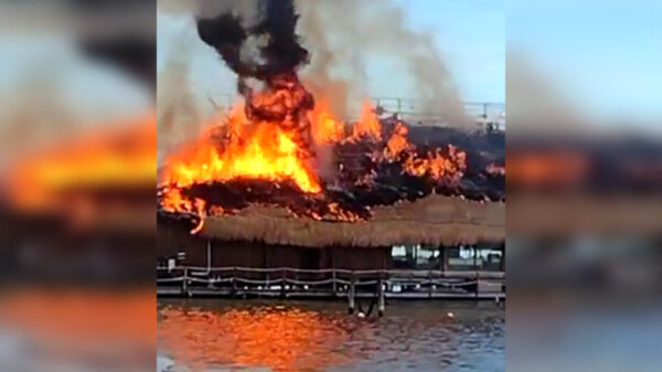 Se incendia palapa de restaurante en playa Las perlas de Cancún