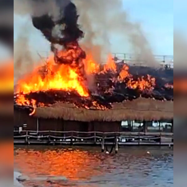 Se incendia palapa de restaurante en playa Las perlas de Cancún